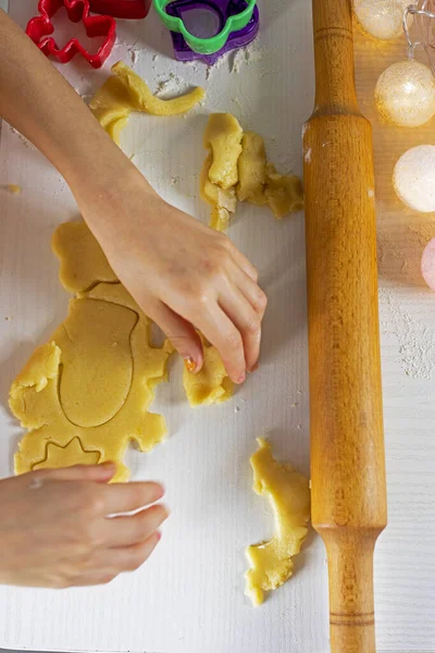 Las Manos Muchacha Hacen Masa Casera Navidad Con Las Formas —  Fotos de Stock