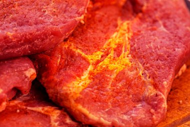 Baharatlı çiğ bifteğin bulanık ve soyut arka planı. Yakın plan. Düz yatış, üst görünüm