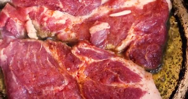 Bak Een Stuk Varkensvlees Olie Met Kruiden Zout Vlakke Lay — Stockvideo