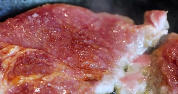 Bir Parça Domuz Bifteğini Yağda Kızart Tavada Tuz Koy Düz — Stok video