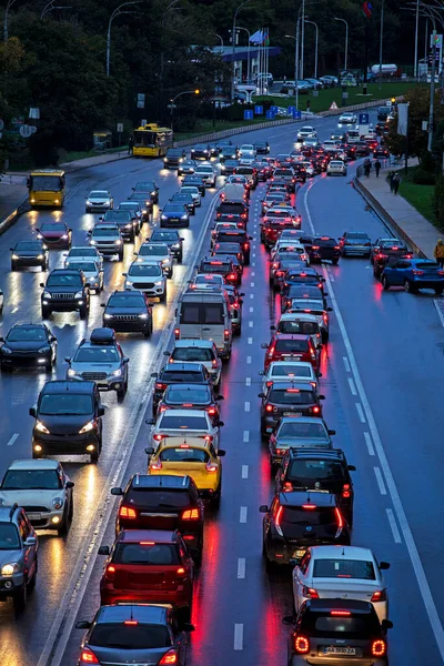 Akşam yağmurlu havada şehirde trafik sıkışıklığı, üst manzara, verktika