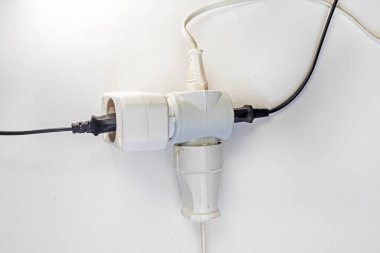 Işık arkaplanındaki kabloları içeren beyaz adaptör, yatay