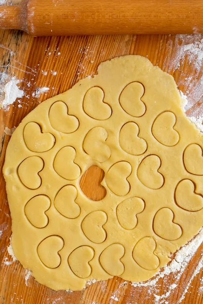 Ψήστε Μπισκότα Σχήμα Καρδιάς Προετοιμασία Για Τις Διακοπές Βερτίκα — Φωτογραφία Αρχείου