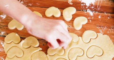 Masada hamurdan kalp kurabiyeleri pişir. Tatil için hazırlık.