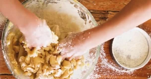 Fille Prépare Une Pâte Festive Dans Bol Sur Table Vue — Video