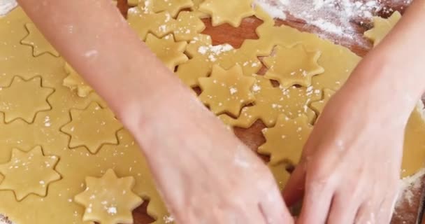 Handen Van Het Meisje Bereiden Kerstkoekjes Van Korstdeeg Kerstmis — Stockvideo