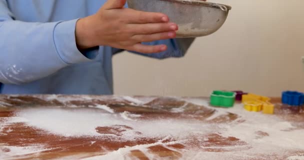 Teenager Prosít Mouku Přes Síto Dřevěném Stole Příprava Pečení Cookies — Stock video