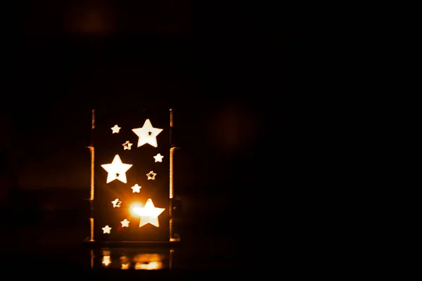 Candela Natale Una Lampada Ceramica Con Stelle Buio Nella Stanza — Foto Stock