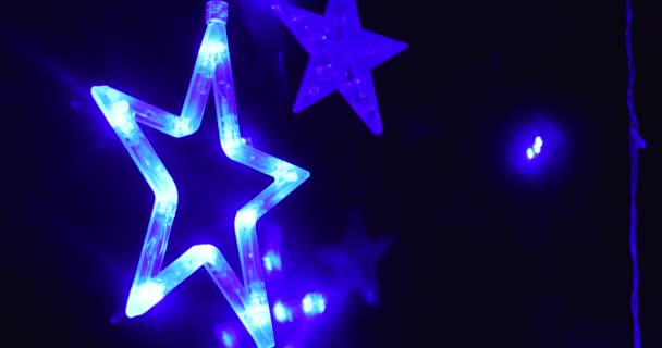 Флуоресцентные Синие Мигающие Звезды Венчают Светильники Тёмном Фоне Рождественский Фон — стоковое видео