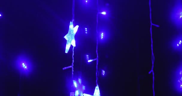 Ghirlande Stelle Lampeggianti Blu Uno Sfondo Scuro Sfondo Natale — Video Stock