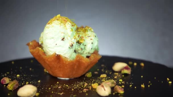 Pistachio remah-remah bola es krim dengan gigitan cokelat dan makaron dalam keranjang snap — Stok Video