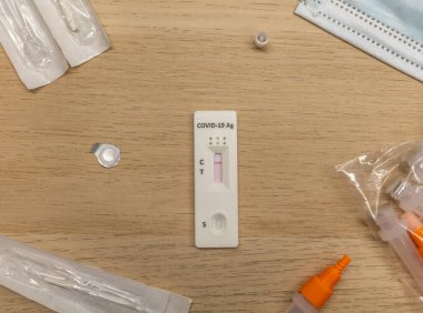 Masadaki hızlı antijen covid test kiti.