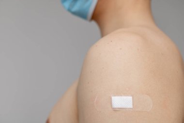 Omzunda yama olan bir adam.