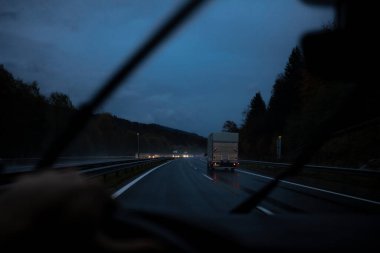 Gece araba kullanırken birinci şahıs görüş mesafesi kötü.