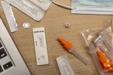 Masadaki hızlı antijen covid test kiti.
