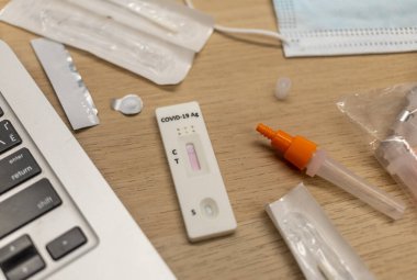 Masadaki hızlı antijen covid test kiti.