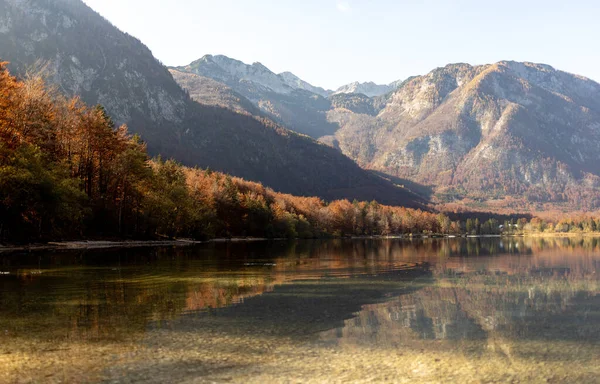 Bohinj schöne alpine Seeblick Herbst in den Bergen — Stockfoto