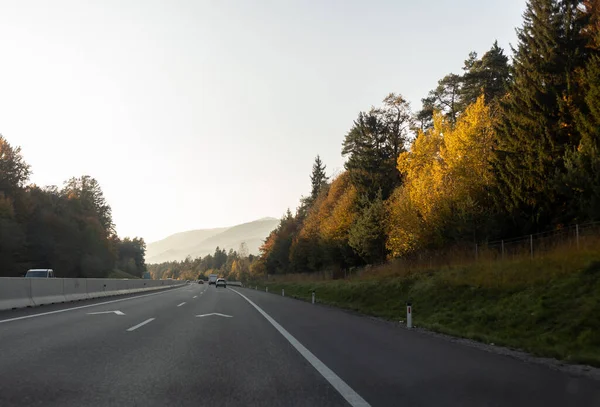 Auf der Autobahn erster Blick auf die Berge — Stockfoto