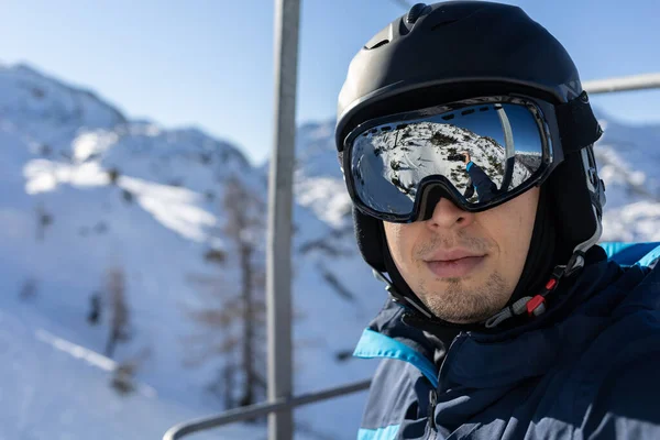 Station de ski homme sur télésiège en casque et masque — Photo