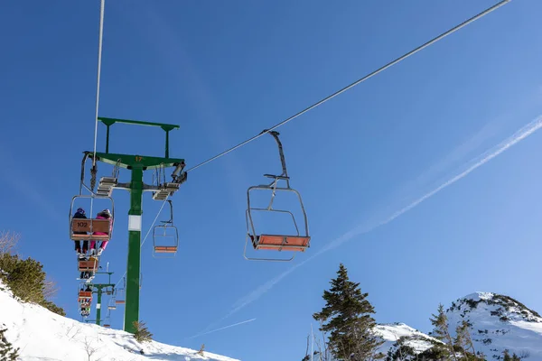 Antiguo telesilla en la estación de esquí de montaña en un día soleado — Foto de Stock