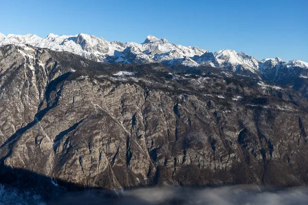 Picos de montaña cubiertos de nieve sobre rocas grises —  Fotos de Stock