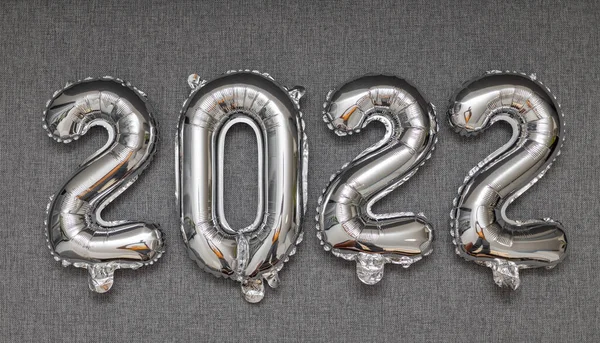 Nieuwjaar 2022 glanzende zilveren ballonnen op grijze achtergrond — Stockfoto