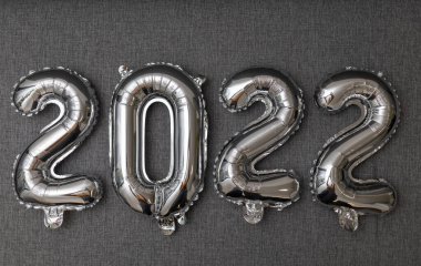 Yeni yıl 2022 Gri arkaplanda parlak gümüş balonlar