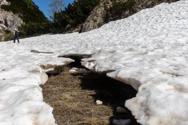 İlkbahar kalın kar tabakası güneşin altında eriyor. Yüksek kalite fotoğraf