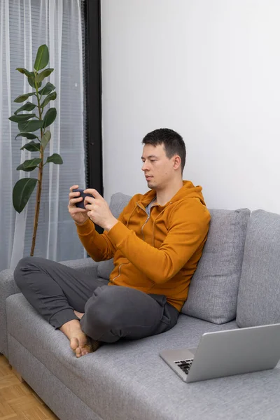 Young Man Watching Mobile Phone Playing Game High Quality Photo — Stockfoto