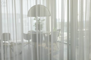 Kafe masası ve beyaz şeffaf perdelerin arkasındaki sandalyeler. Yüksek kalite fotoğraf