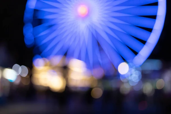 遊園地の照光式観覧車のシルエット 高品質の写真 — ストック写真