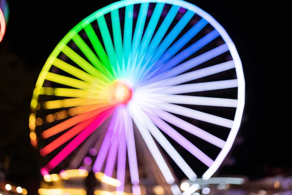 Die Verschwommene Silhouette Eines Beleuchteten Riesenrads Freizeitpark Hochwertiges Foto — Stockfoto