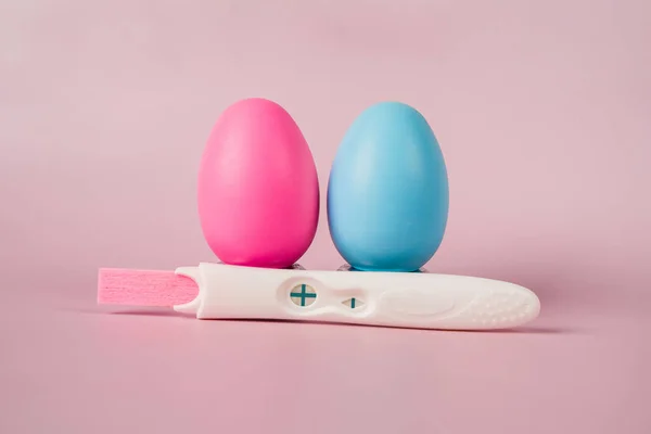 Prueba Embarazo Positiva Sobre Fondo Rosa Óvulos Rosa Azul Determinando —  Fotos de Stock