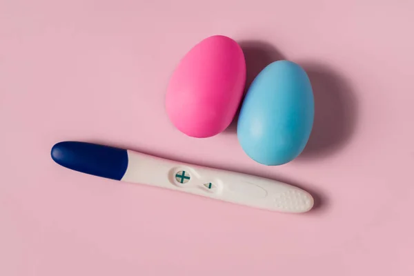 Prueba Embarazo Positiva Sobre Fondo Rosa Óvulos Rosa Azul Determinando —  Fotos de Stock