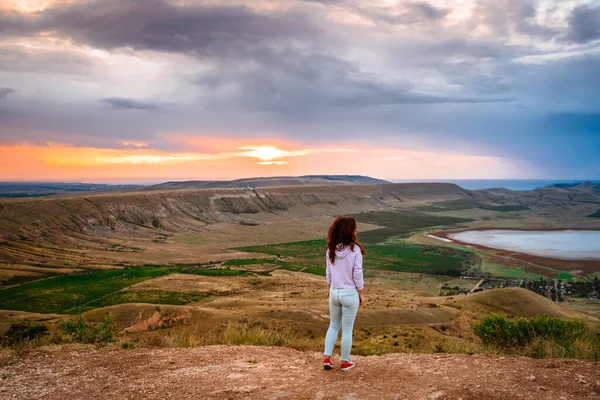 Молодая Женщина Вершине Горы Рассвете Удивительными Горными Пейзажами Долиной — стоковое фото