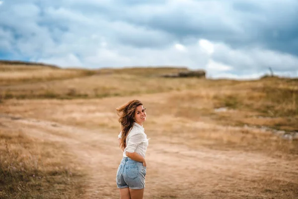 Młoda Kobieta Białej Koszuli Chodzi Suchej Trawie Polu Koncepcja Dzikiego — Zdjęcie stockowe
