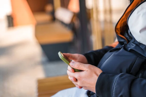 Ung Man Använder Smartphone När Han Sitter Vid Busshållplats Affärsman — Stockfoto