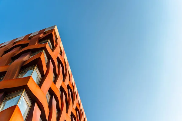 Modern Mimariyle Mavi Gökyüzüne Karşı Şık Bir Binasının Cephesi — Stok fotoğraf
