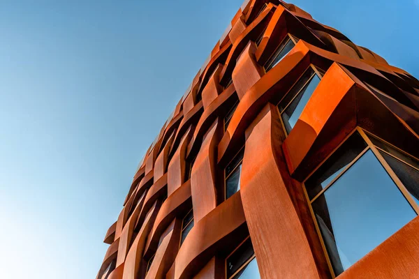 Fasaden Elegant Affärsbyggnad Med Modern Arkitektur Mot Blå Himmel — Stockfoto