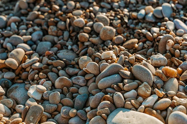 日落时海滩上美丽的鹅卵石 — 图库照片
