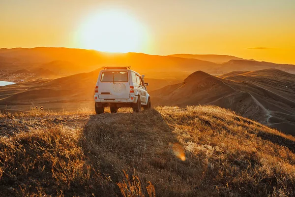 Jeep Está Pie Cima Montaña Atardecer Paisaje Encantador Concepto Viaje — Foto de Stock