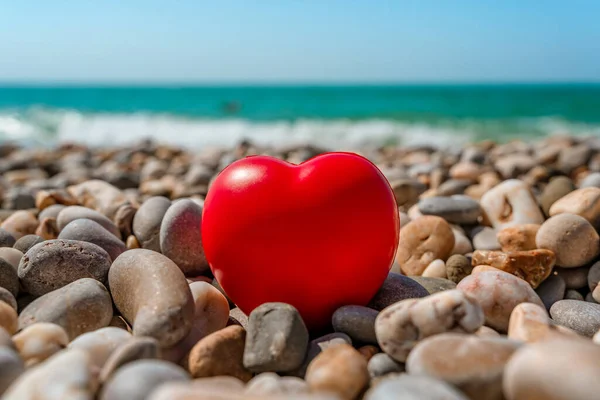 Красное Сердце Лежит Гальке Пляже Перед Лазурным Морем Океаном Концепция — стоковое фото