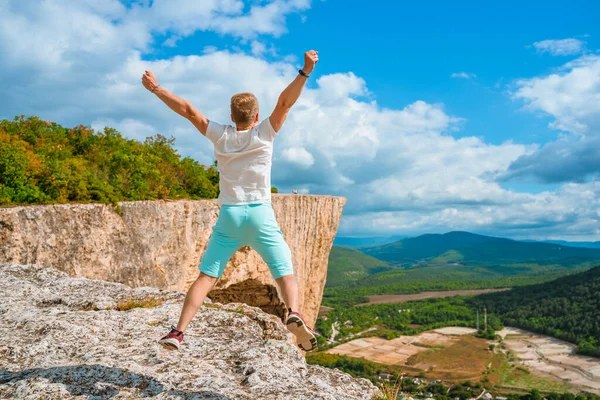 Joven Feliz Cima Una Montaña Salta Con Las Manos Abiertas — Foto de Stock