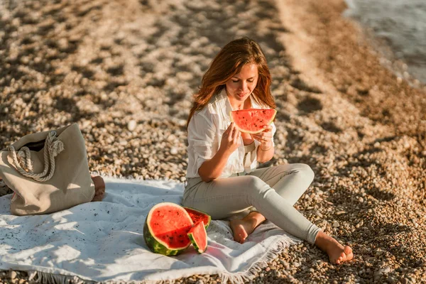 Μια Νεαρή Γυναίκα Λευκό Πουκάμισο Και Τζιν Κάθεται Στην Παραλία — Φωτογραφία Αρχείου