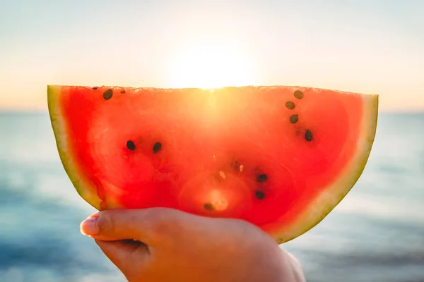 Eine Hand Hält Eine Scheibe Wassermelone Vor Sonnenuntergang Über Dem — Stockfoto