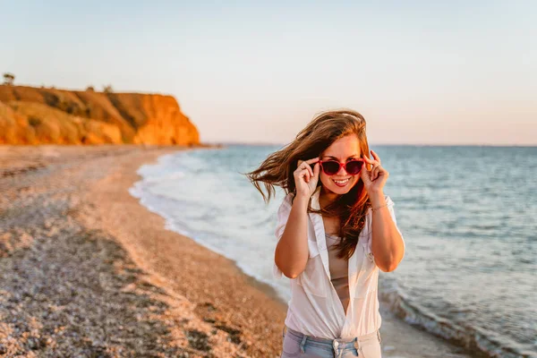 Πορτρέτο Μιας Χαρούμενης Νεαρής Γυναίκας Λευκό Πουκάμισο Και Κόκκινα Γυαλιά — Φωτογραφία Αρχείου