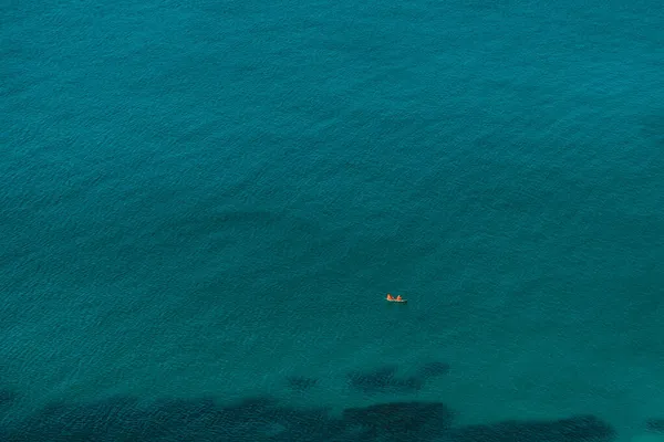 ヨットで素晴らしい紺碧の海の水のトップビュー ミニマルな自然景観 — ストック写真