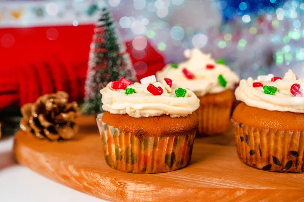 Cupcakes Verziert Mit Streusel Form Eines Weihnachtsbaums Festlich Süße Leckereien — Stockfoto