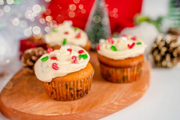 Cupcakes Verziert Mit Streusel Form Eines Weihnachtsbaums Festlich Süße Leckereien — Stockfoto
