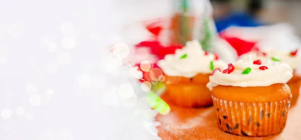 Cupcakes Verziert Mit Streusel Form Eines Weihnachtsbaums Festlich Süße Leckereien — Stockfoto